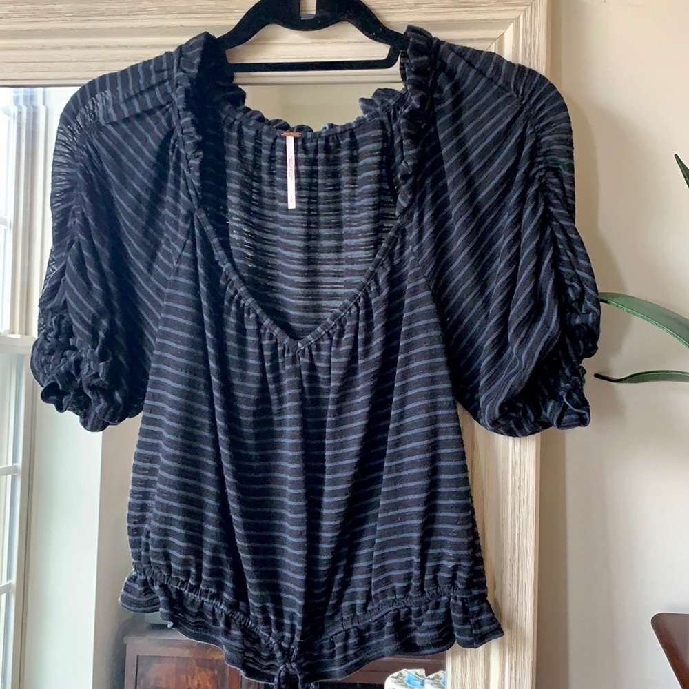 Free People navy blue striped puff sleeve blouse ✨